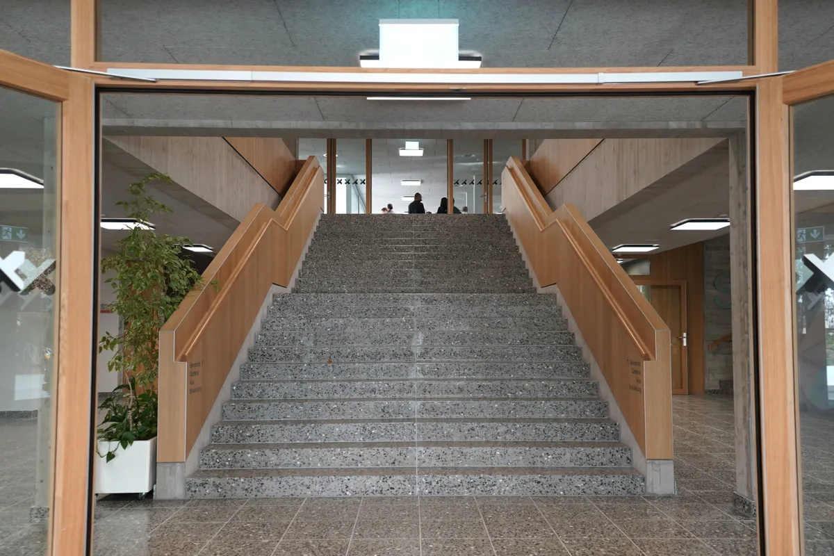 Früher Nebeneingang, heute Haupteingang: Via Tödistrasse gelangt man nun in einen hellen Korridor des sanierten Schulhauses. Der neue Eingangsbereich.